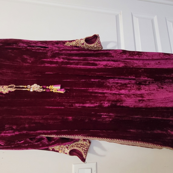 Elegant Purple Velvet Dress with Gold Embellishments - Picture 5 of 8